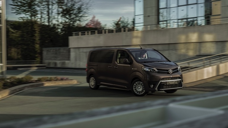 Toyota PROACE Shuttle M 50 kWh Side Front