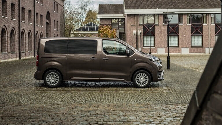 Toyota PROACE Shuttle M 50 kWh Side