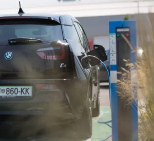 how to choose BMW i3 charging station